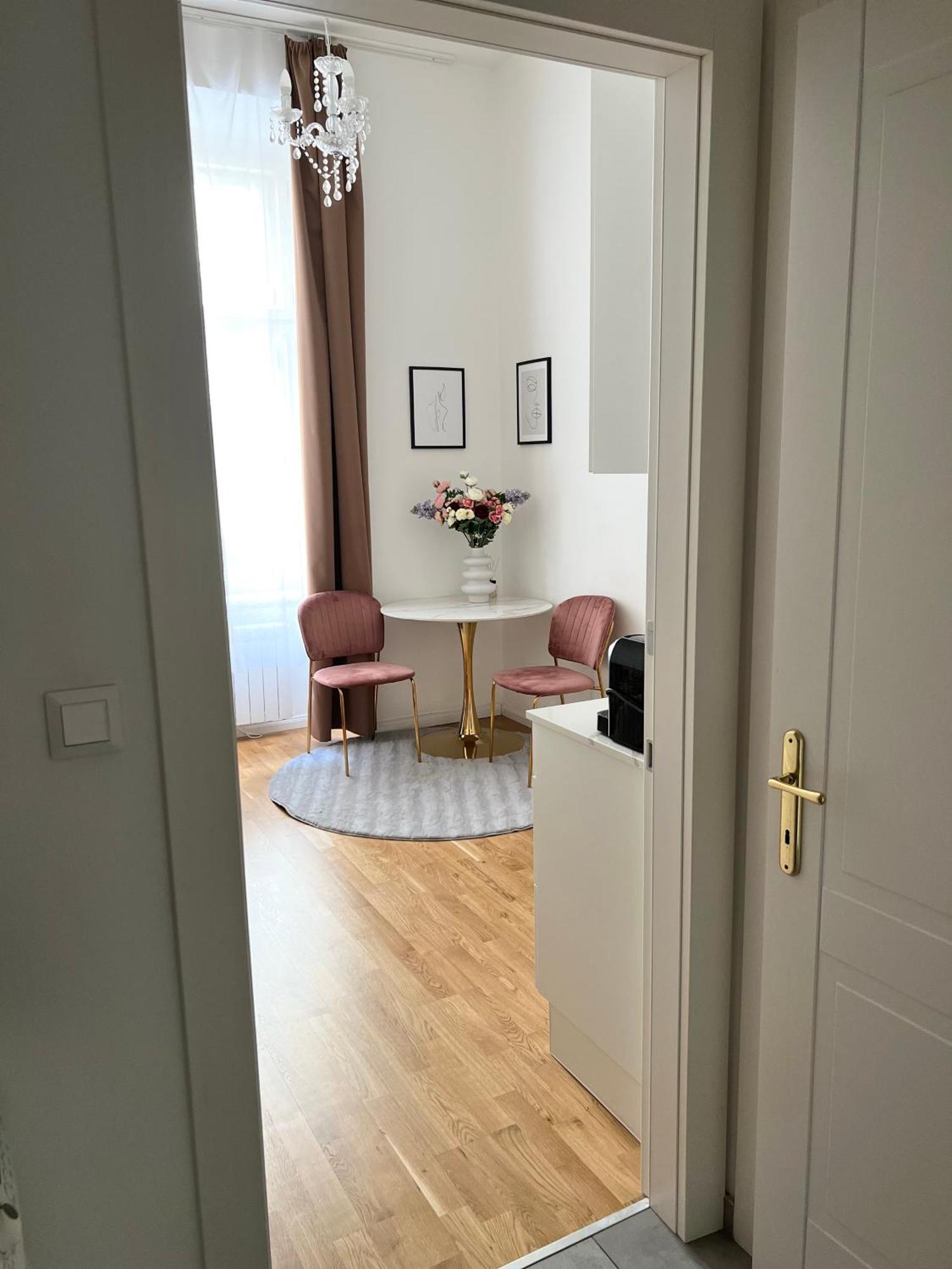 Angeloroma Deluxe Apartment Прага Екстериор снимка